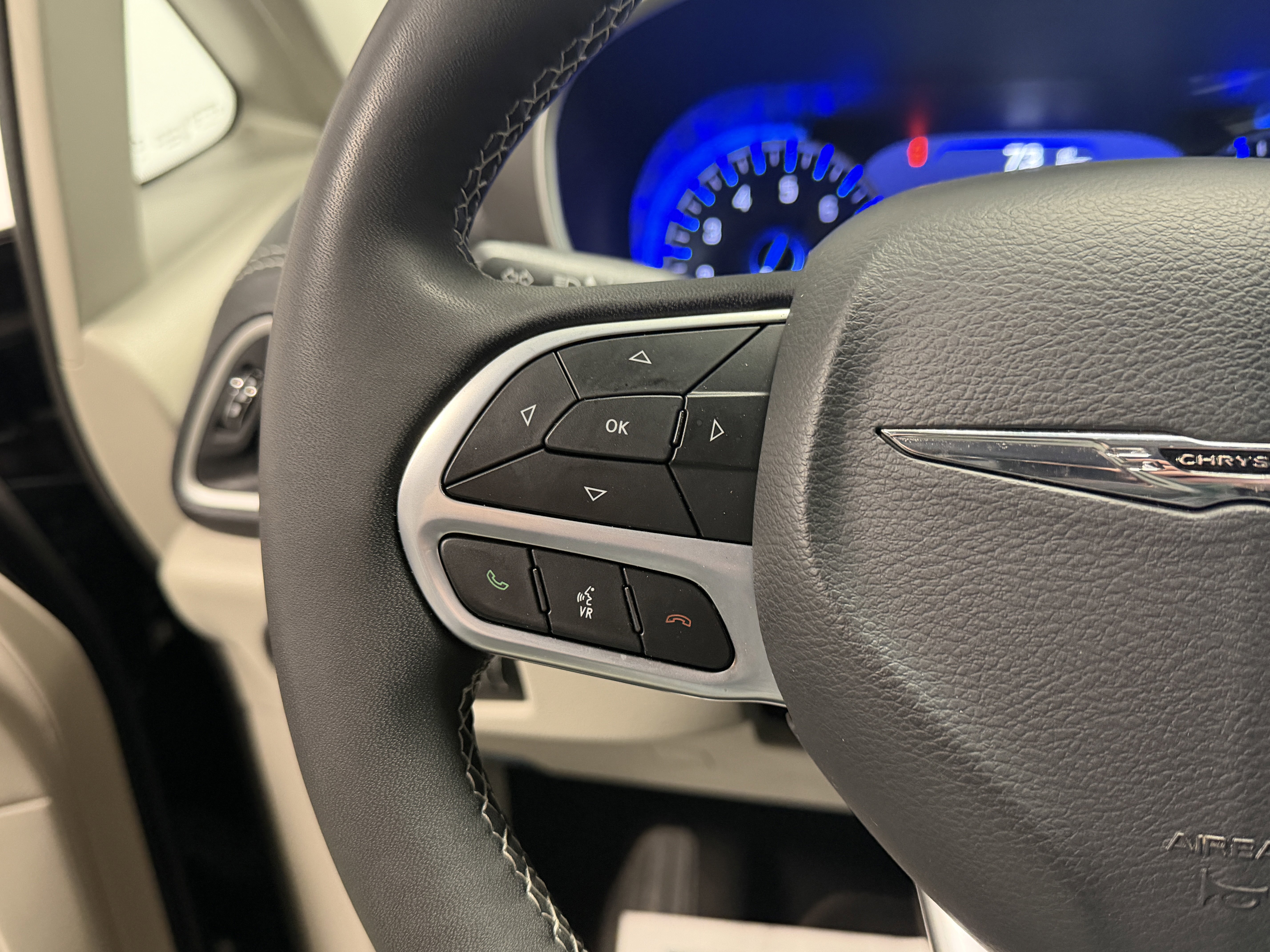 Used 2024 Chrysler Pacifica Touring-L image 16