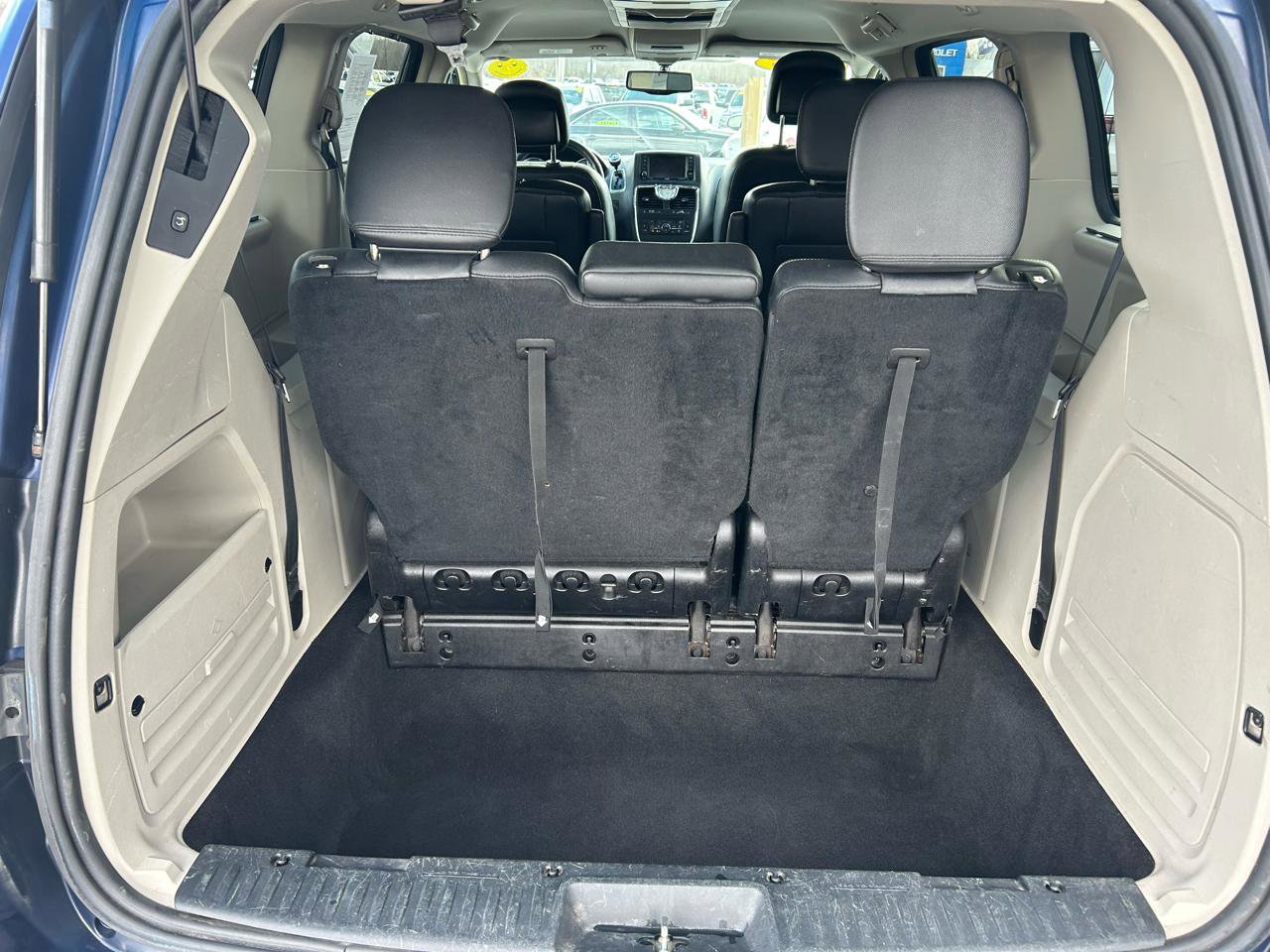 Used 2015 Chrysler Town & Country Touring-L w/ Driver Convenience Group image 17