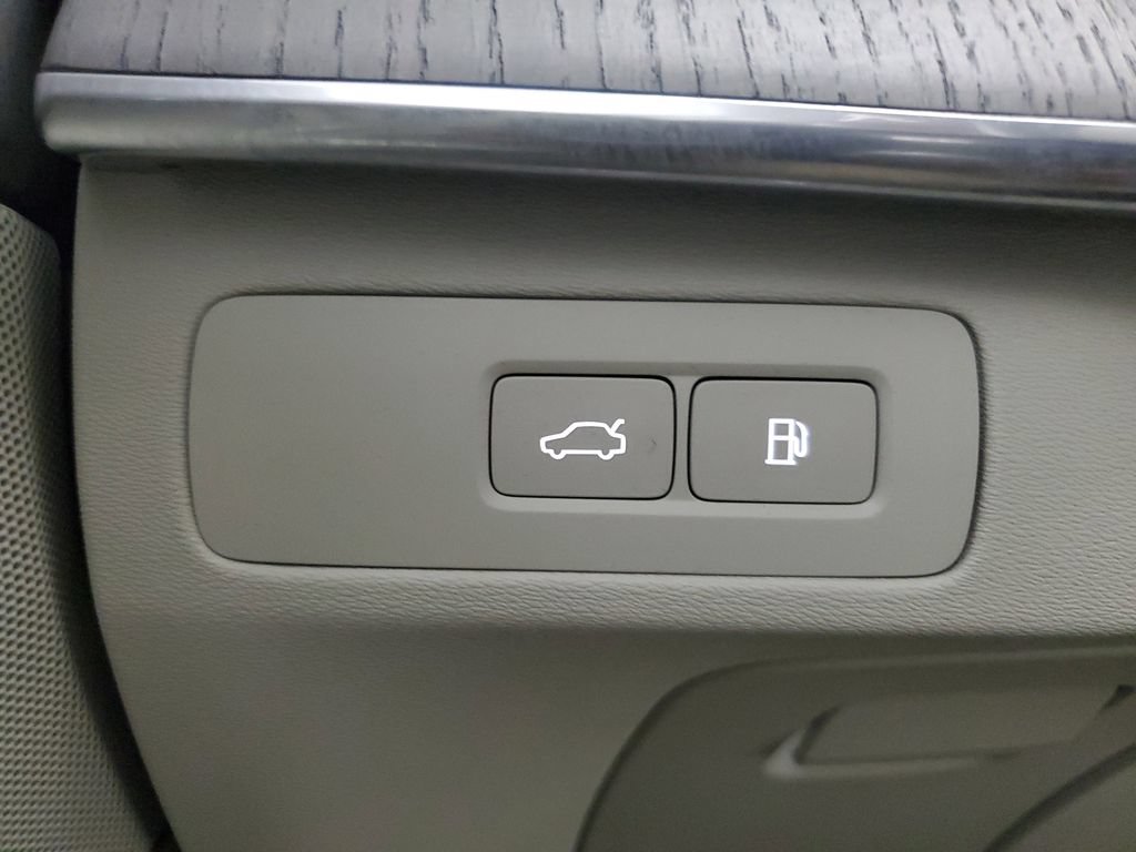 Certified 2025 Volvo XC90 T8 Core AWD/4WD image 37