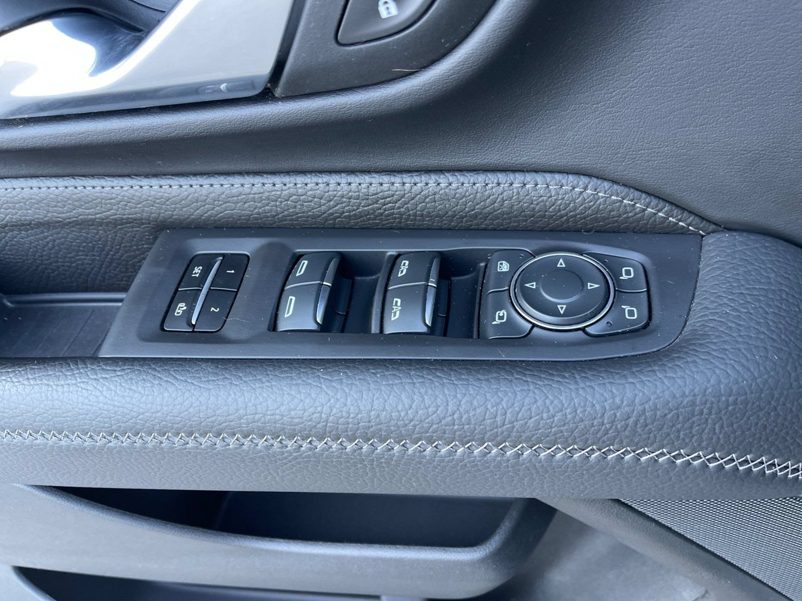 Used 2024 GMC Yukon Denali AWD/4WD image 13