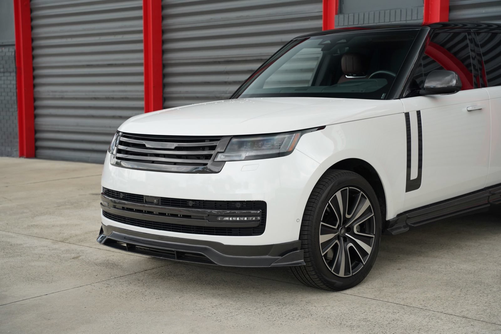 Used 2025 Land Rover Range Rover SE AWD/4WD image 2