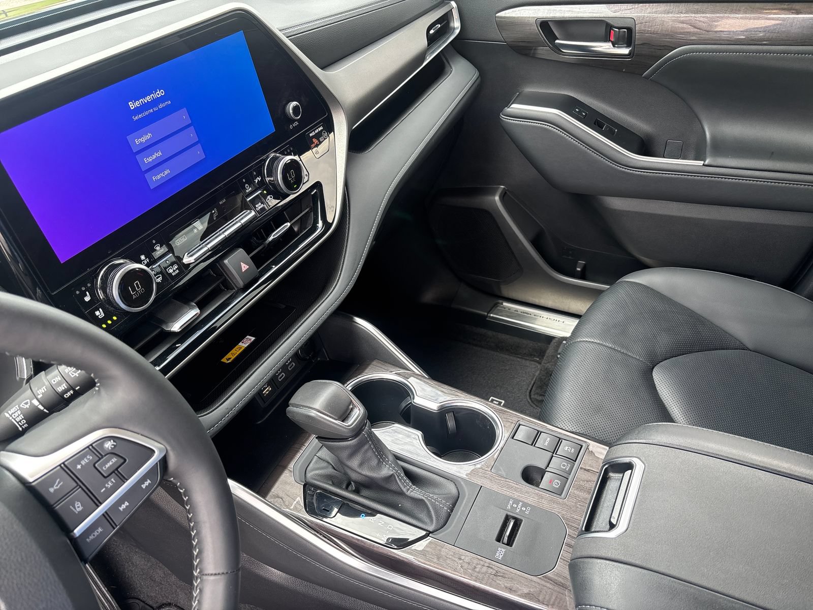 Used 2025 Toyota Highlander Limited FWD image 24