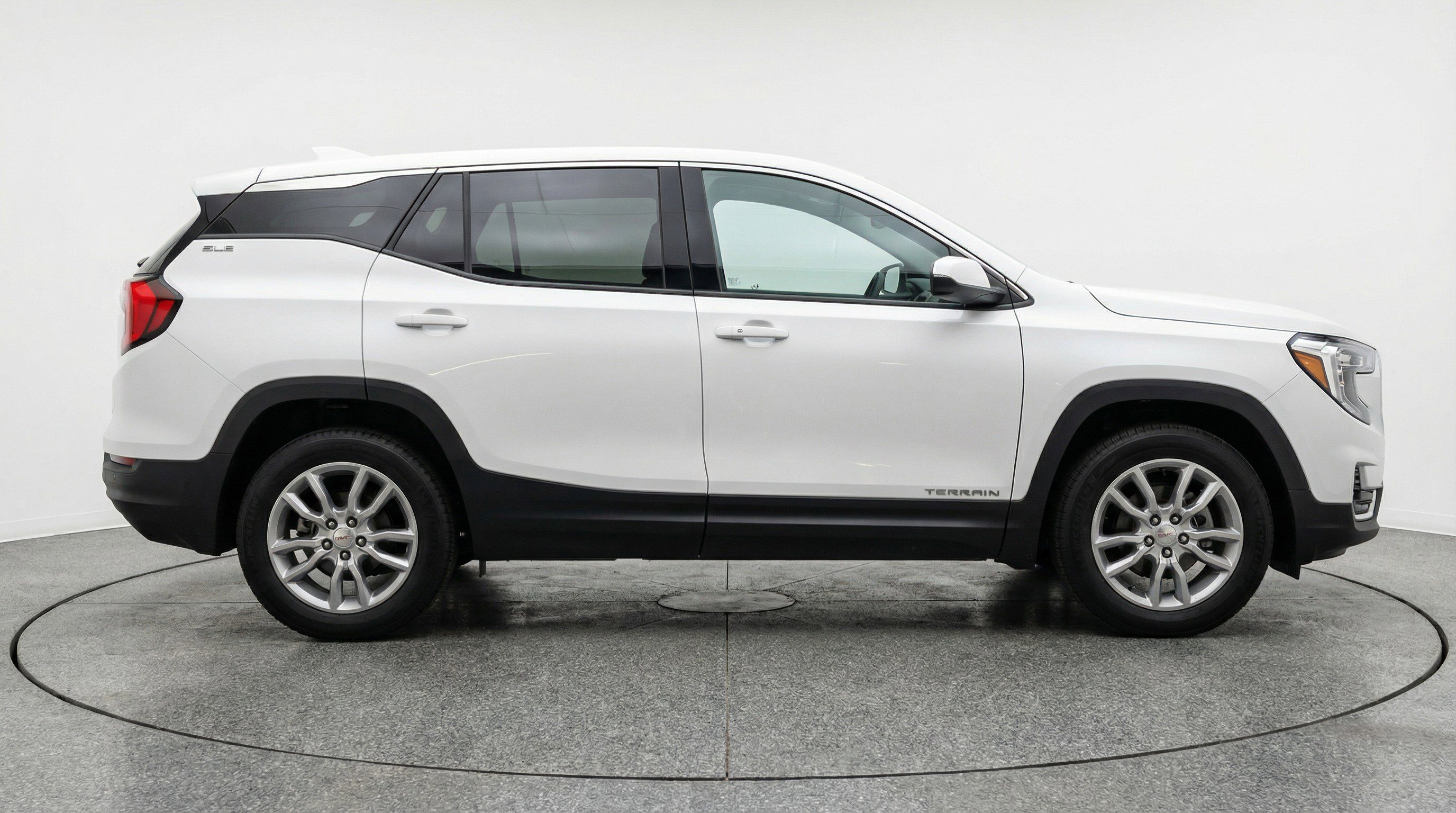 Used 2024 GMC Terrain SLT image 11