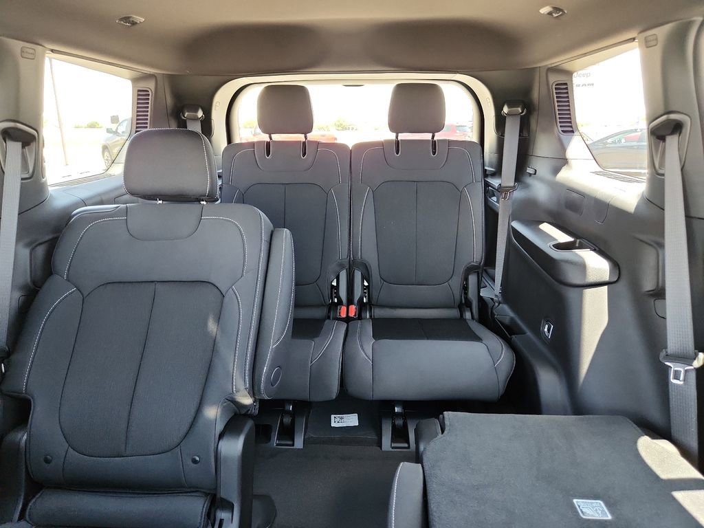 New 2025 Jeep Grand Cherokee L Laredo image 30