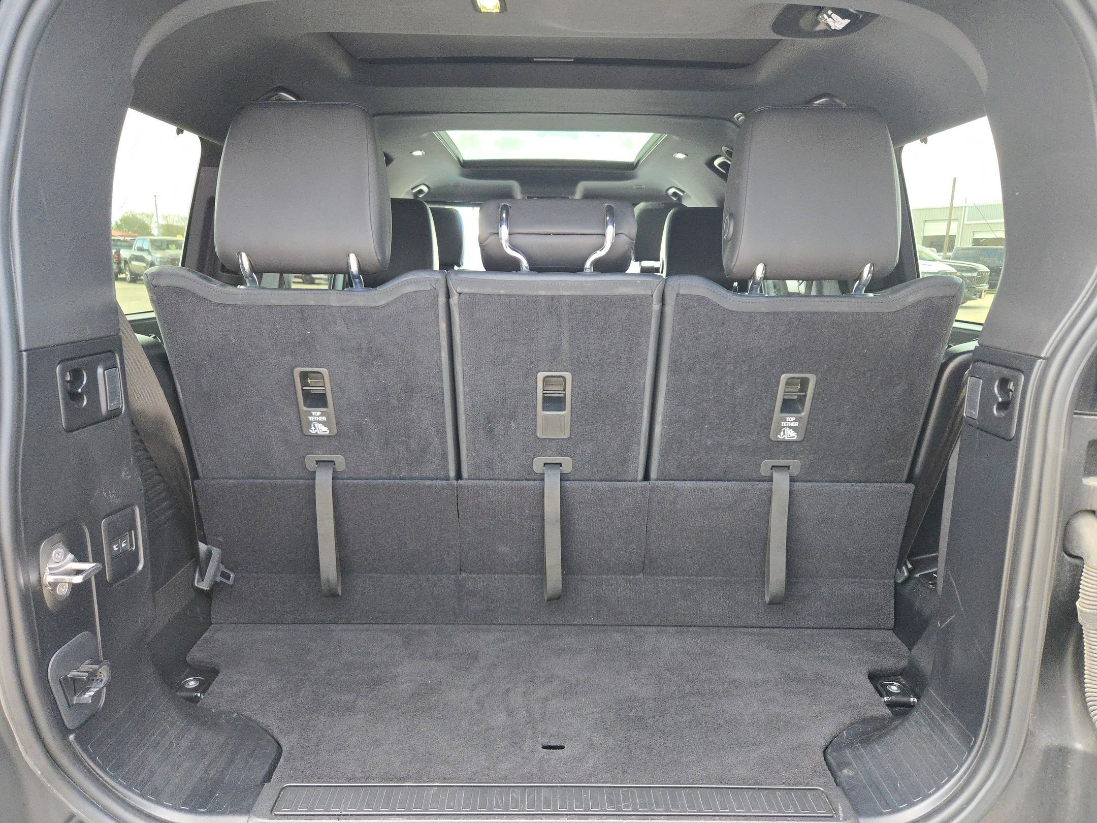 Used 2024 Land Rover Defender 130 X-Dynamic SE image 27