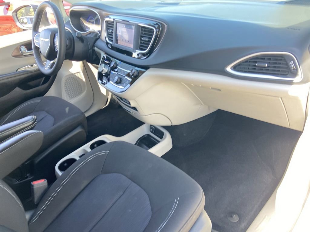 Used 2022 Chrysler Voyager LX FWD image 23