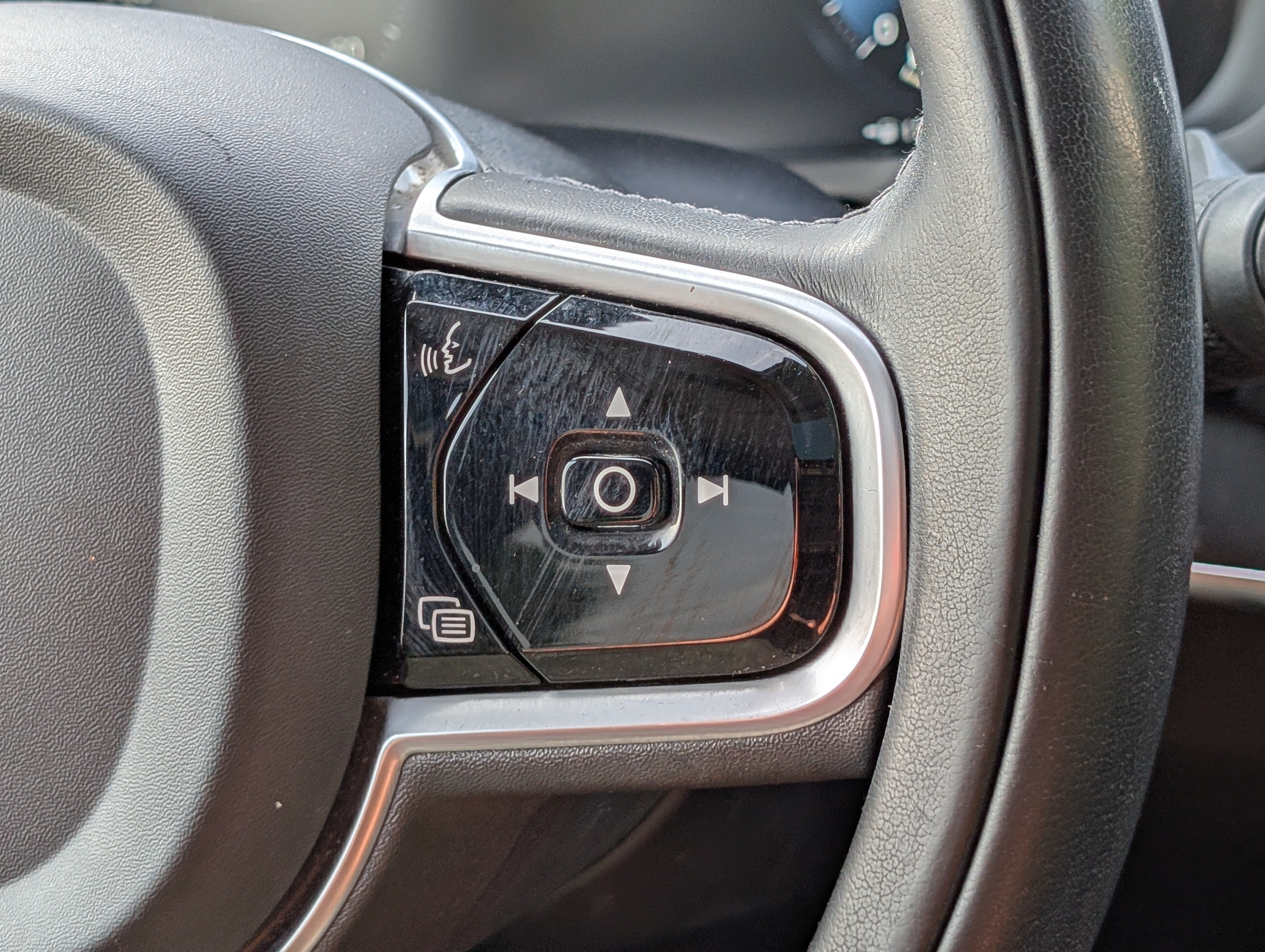 Used 2020 Volvo XC90 T6 Momentum AWD/4WD image 28