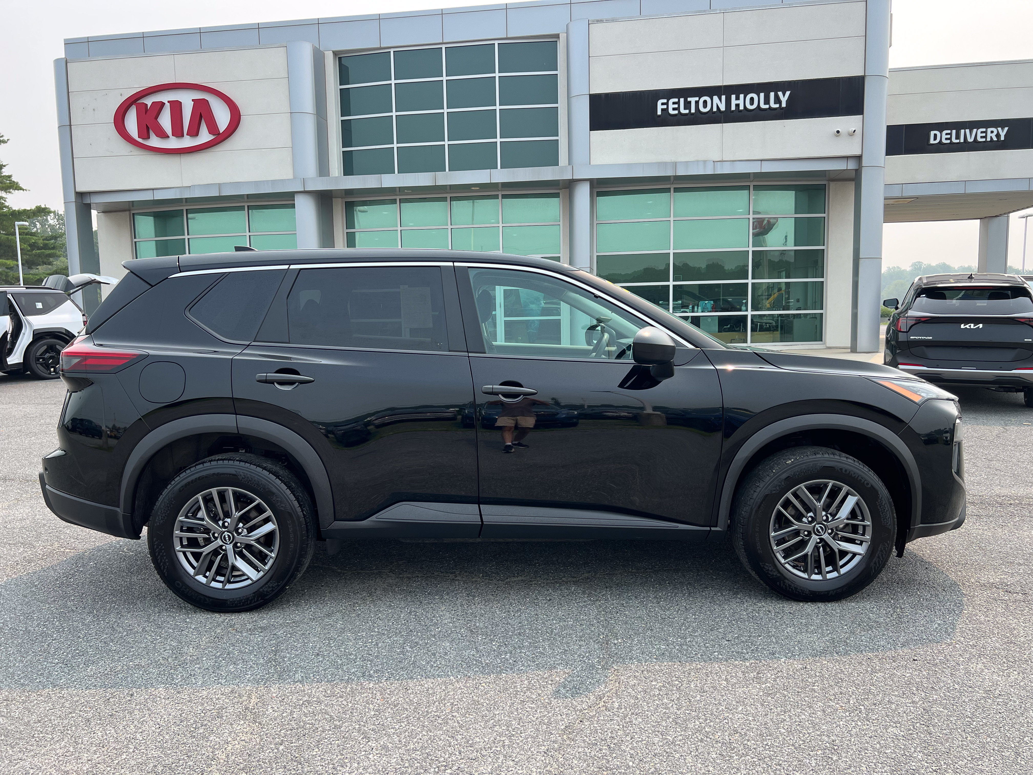 Used 2024 Nissan Rogue S AWD/4WD image 8
