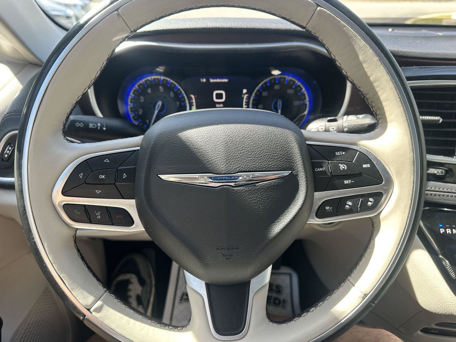 Used 2018 Chrysler Pacifica Limited w/ Tire & Wheel Group FWD image 28