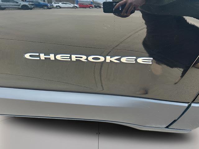 Used 2016 Jeep Cherokee Sport FWD image 29