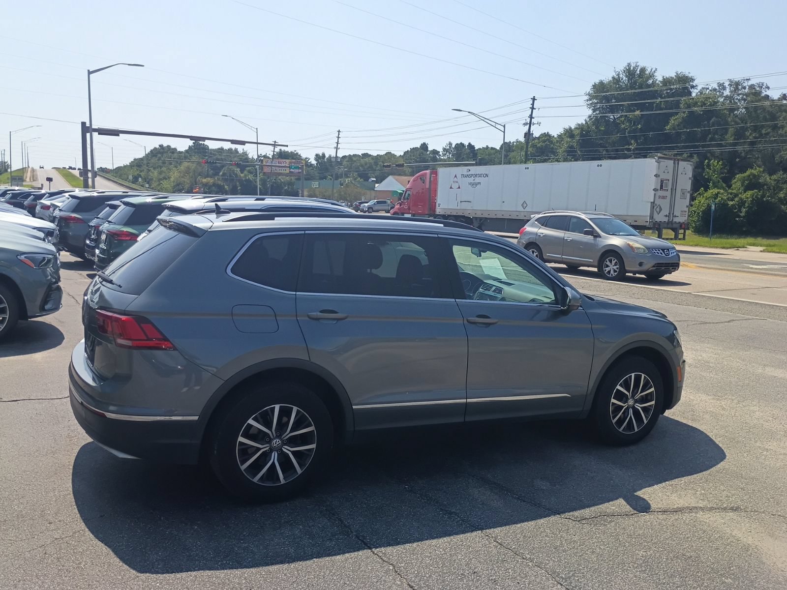 Used 2020 Volkswagen Tiguan SE w/ Panoramic Sunroof Package FWD image 5
