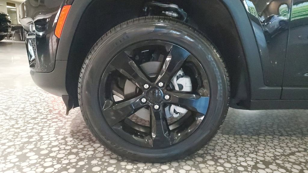 Used 2024 Jeep Grand Cherokee Limited w/ Black Appearance Package image 7