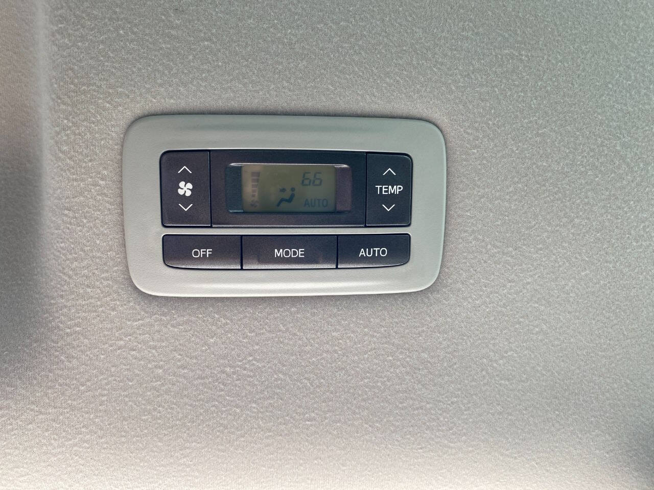 Used 2013 Toyota Sienna XLE FWD image 25