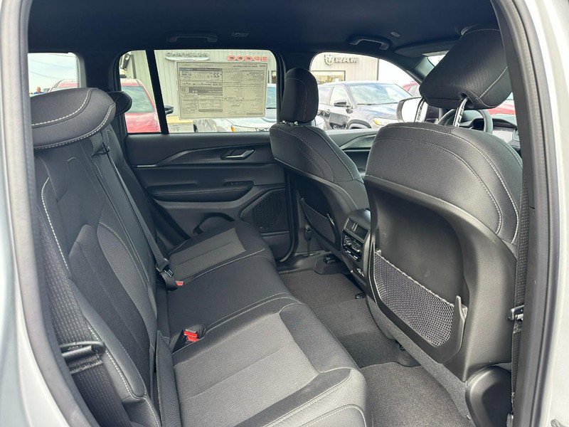 New 2025 Jeep Grand Cherokee Laredo image 4