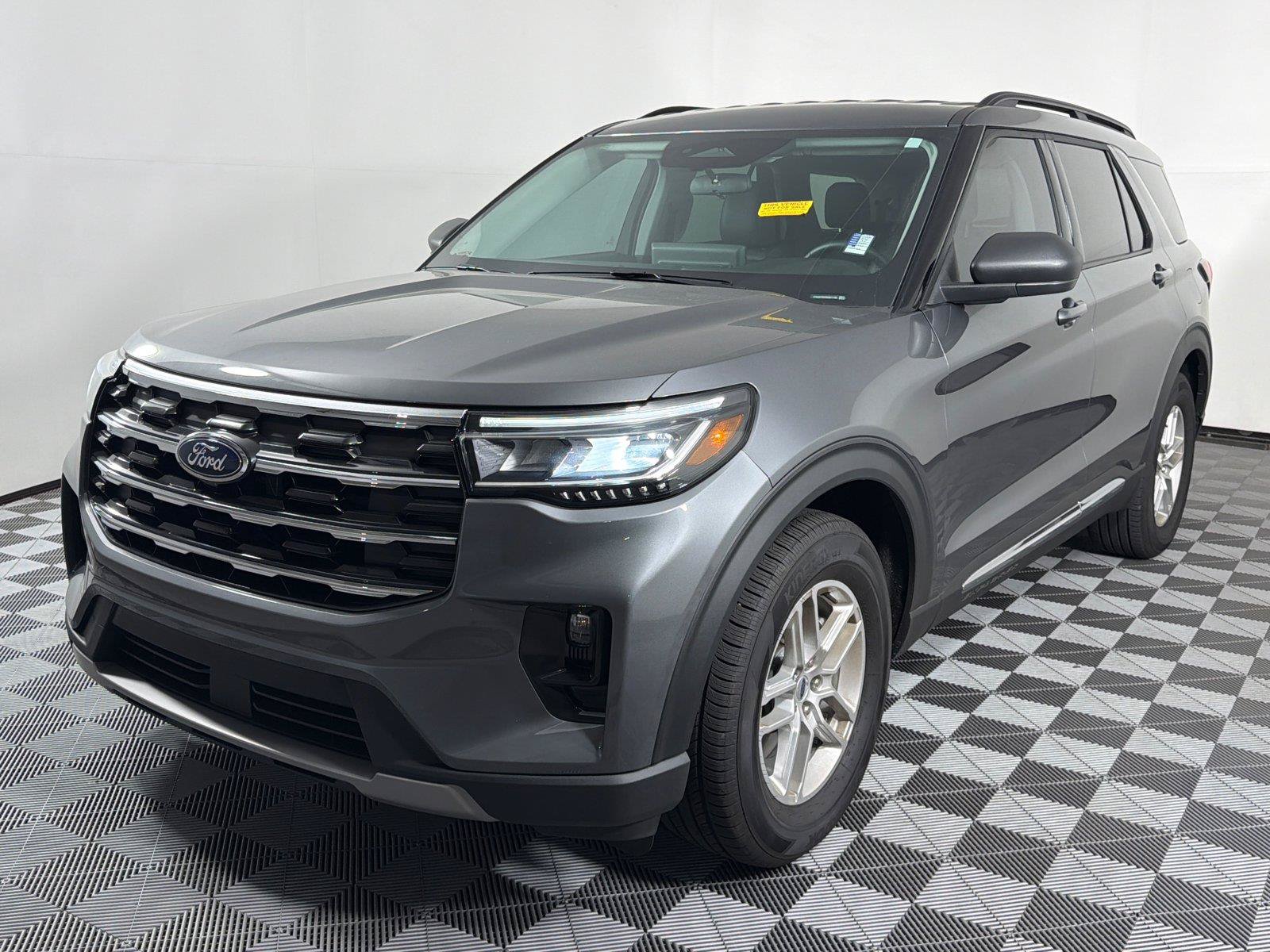 Used 2025 Ford Explorer Active w/ Active Comfort Package RWD image 3