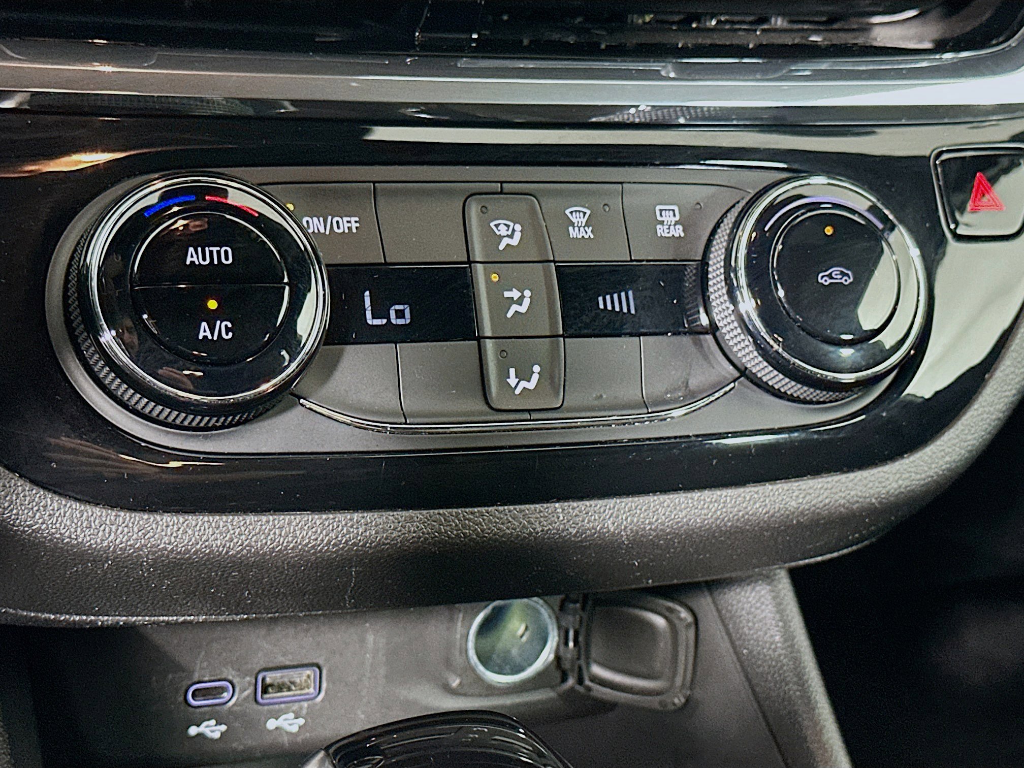 Used 2025 Buick Envista Sport Touring image 23