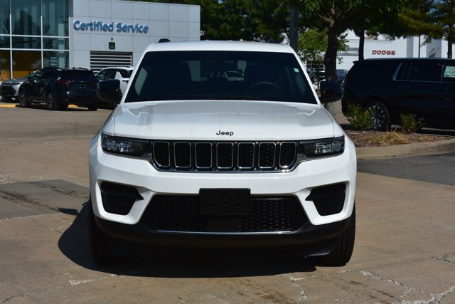 Used 2023 Jeep Grand Cherokee Laredo w/ Luxury Tech Group I RWD image 2
