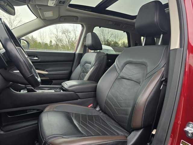 Used 2022 Nissan Pathfinder Platinum image 10
