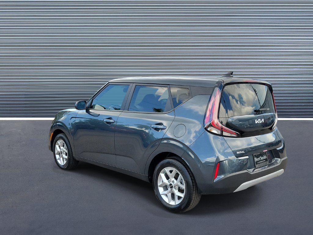Used 2025 Kia Soul LX w/ LX Technology Package FWD image 4