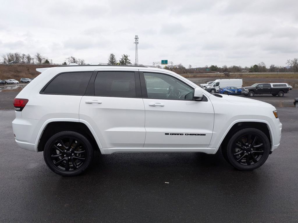 Used 2022 Jeep Grand Cherokee Laredo X image 2
