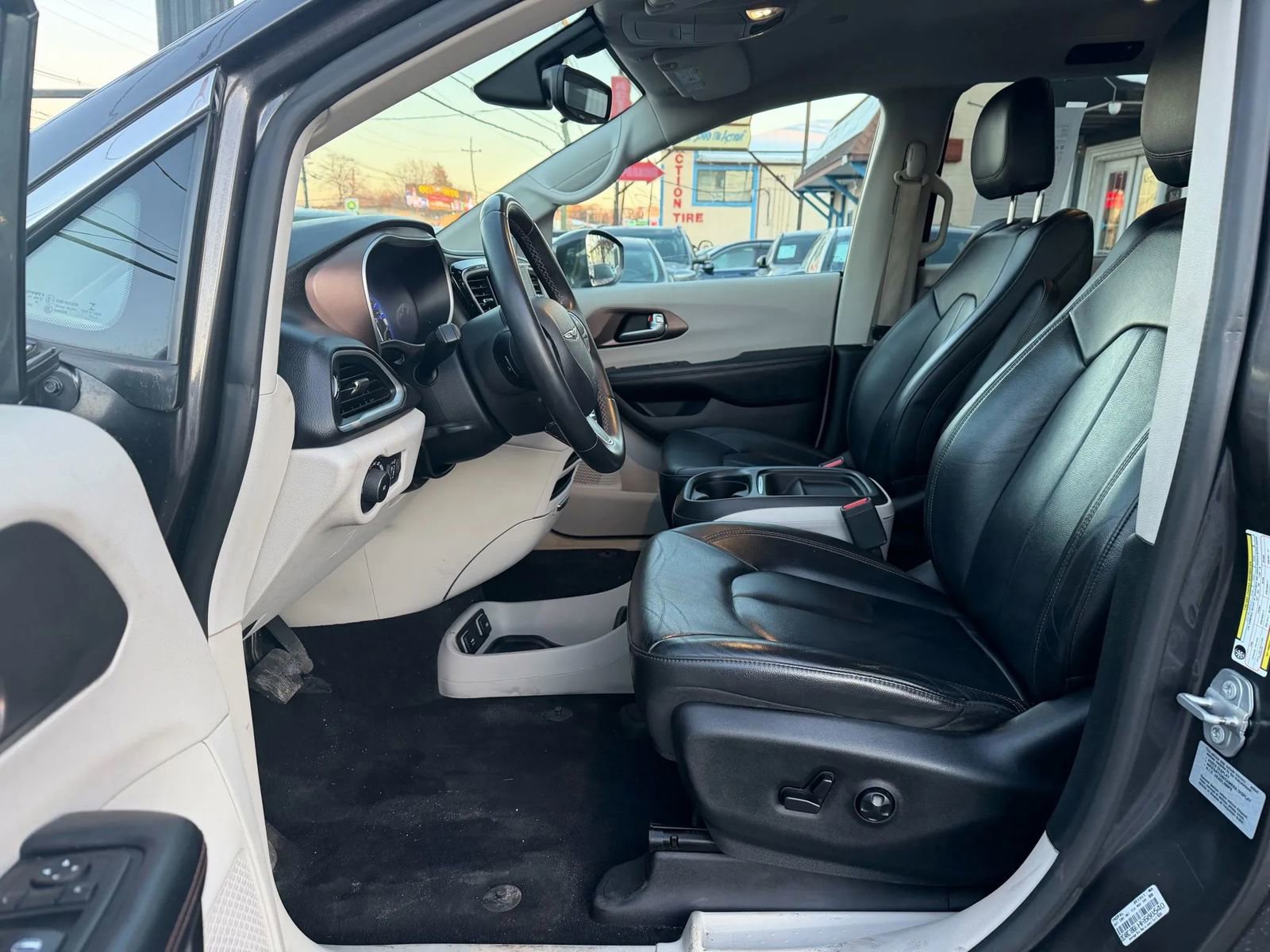 Used 2017 Chrysler Pacifica Touring-L image 14