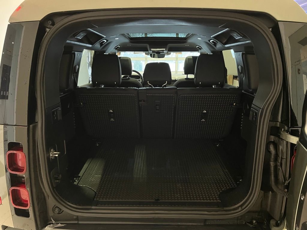 Used 2025 Land Rover Defender 110 S image 18