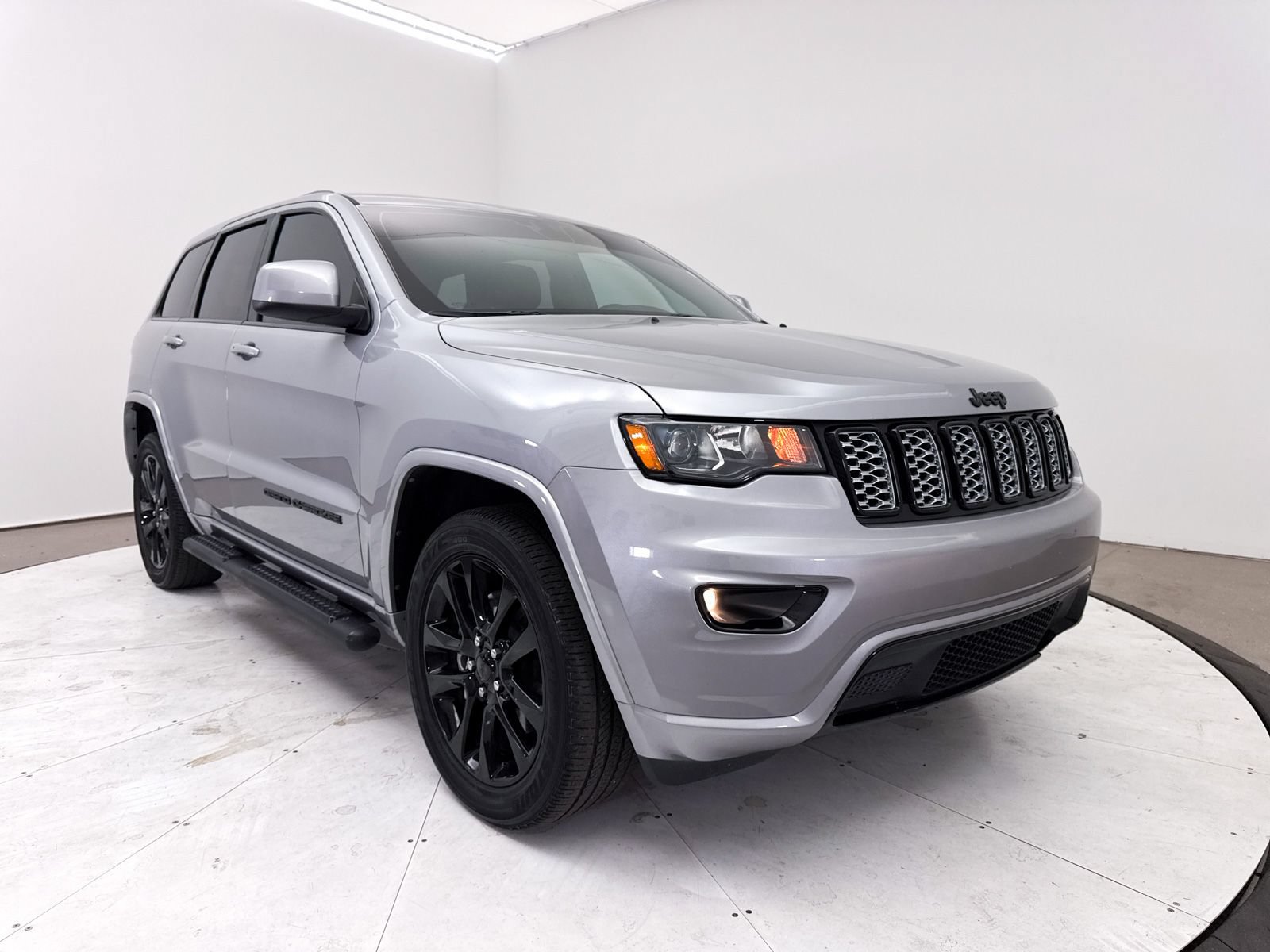Used 2021 Jeep Grand Cherokee Laredo X AWD/4WD image 12