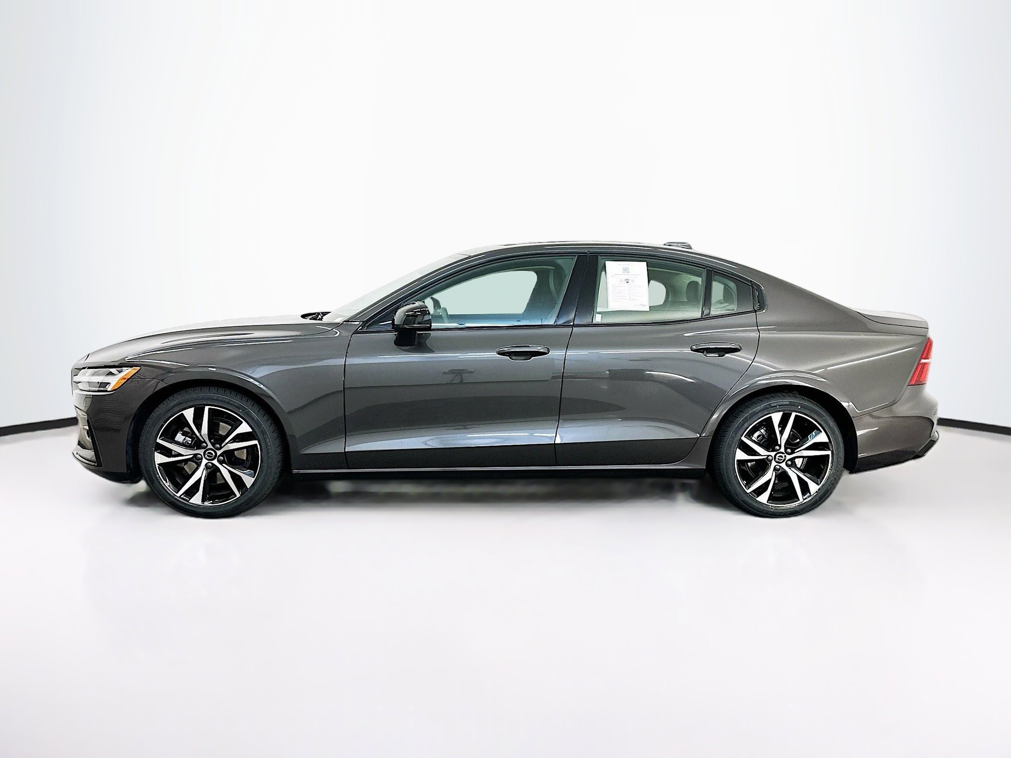 Used 2025 Volvo S60 B5 Core image 4