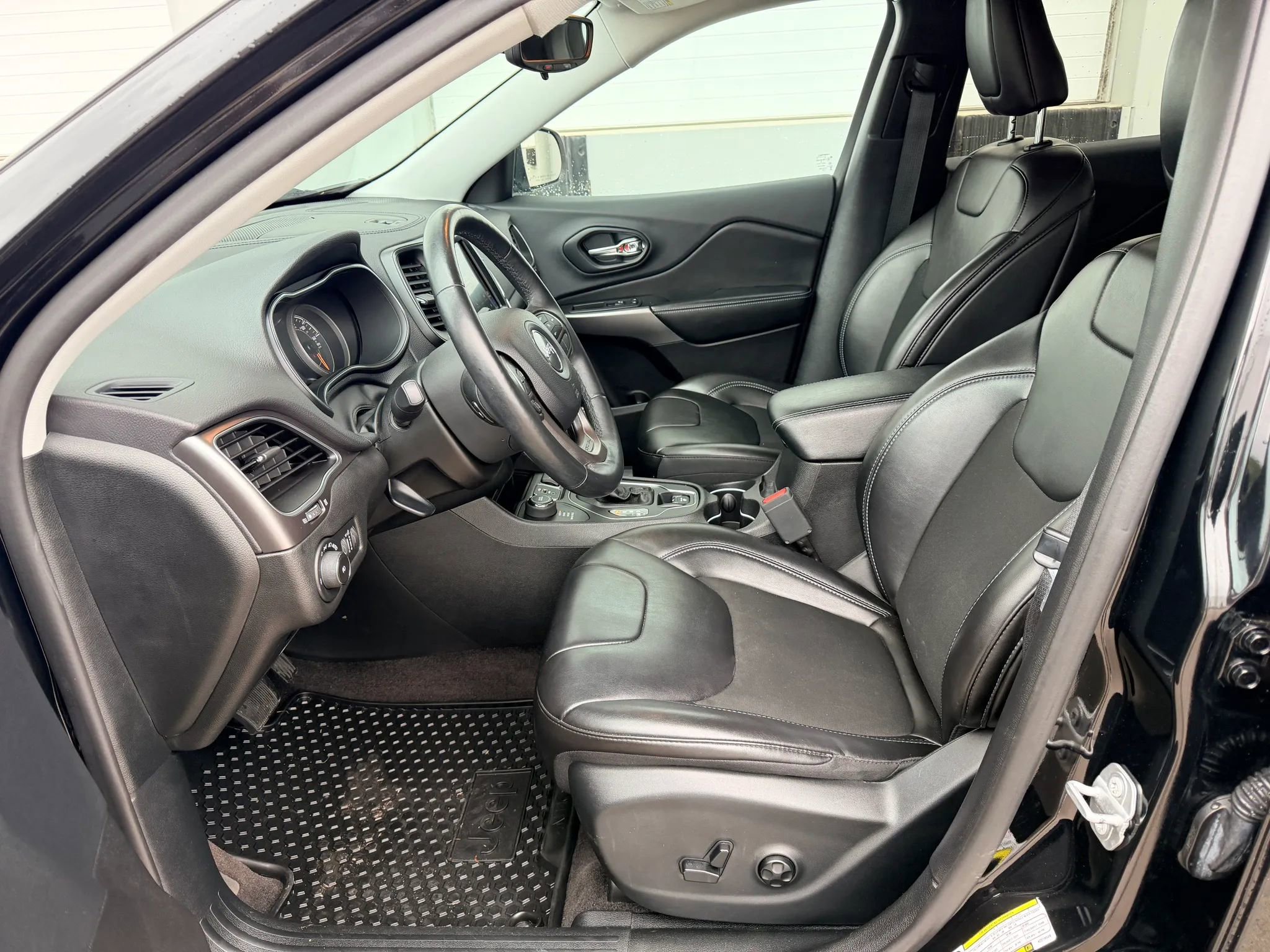 Used 2019 Jeep Cherokee Latitude Plus w/ Cold Weather Group AWD/4WD image 11
