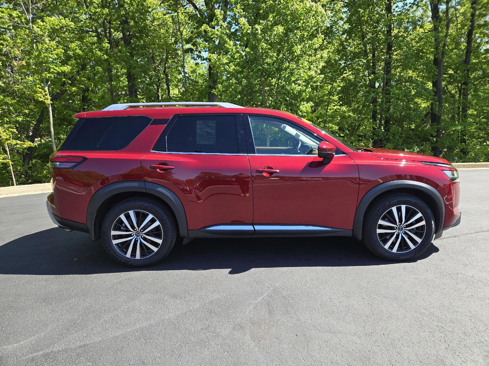 Used 2024 Nissan Pathfinder Platinum w/ Cargo Package AWD/4WD image 2