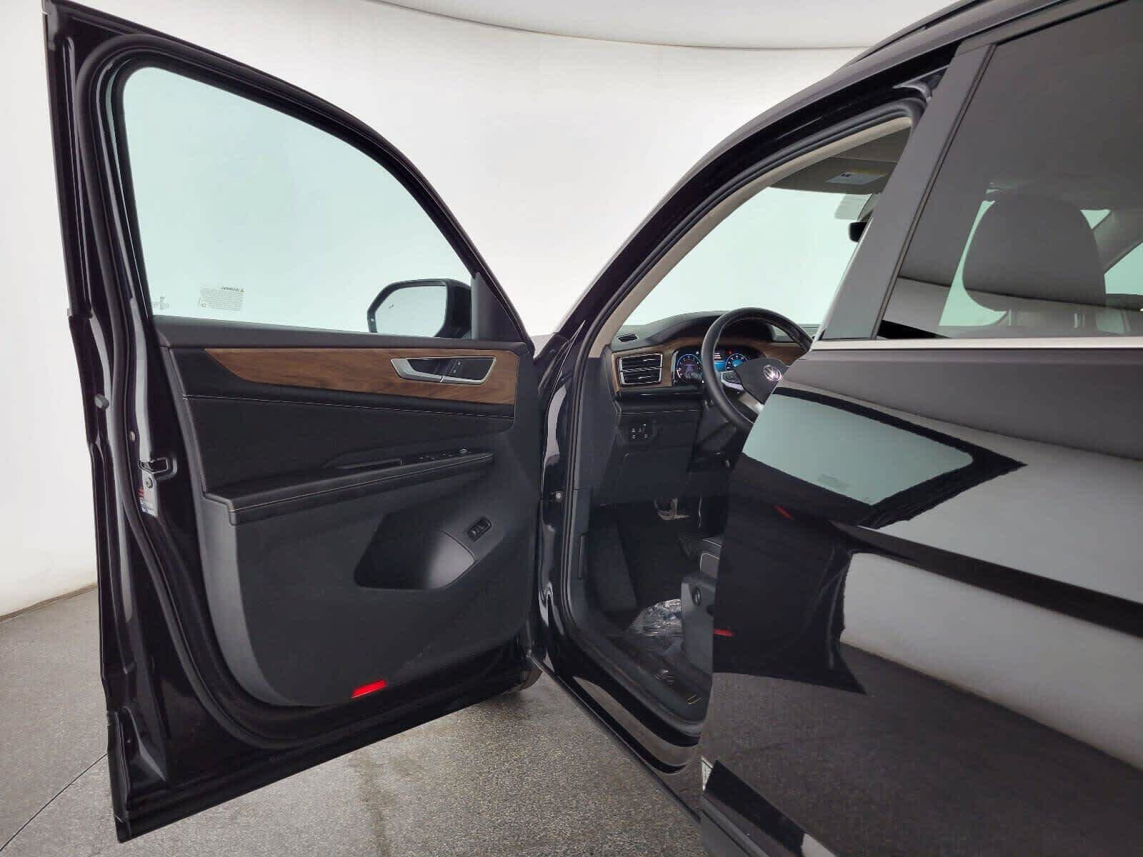 Used 2025 Volkswagen Atlas SE AWD/4WD image 21