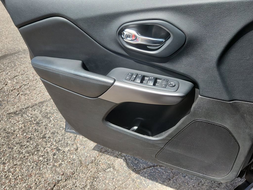 Used 2019 Jeep Cherokee Latitude Plus AWD/4WD image 7