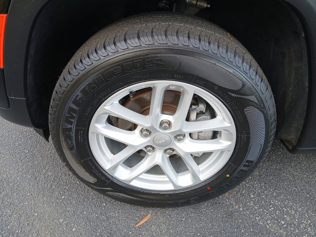 Certified 2023 Jeep Grand Cherokee Laredo X image 9