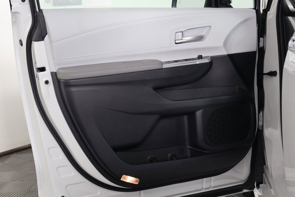 Used 2026 Toyota Sienna XLE FWD image 13