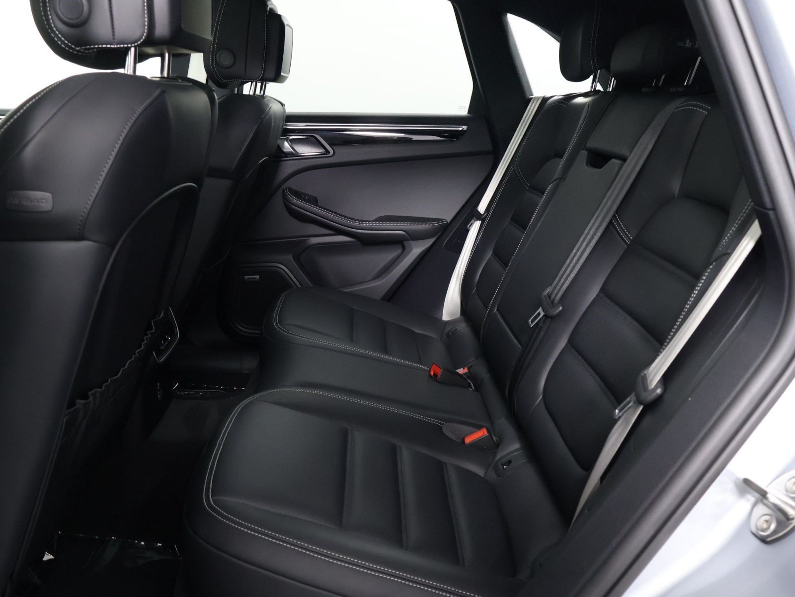 Certified 2026 Porsche Macan AWD/4WD image 33