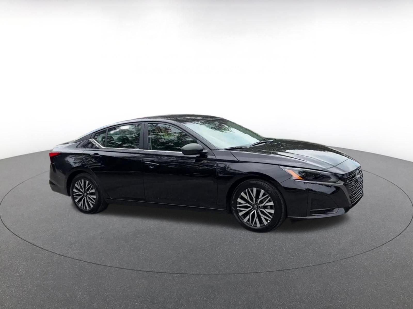 Used 2026 Nissan Altima 2.5 SV FWD image 2