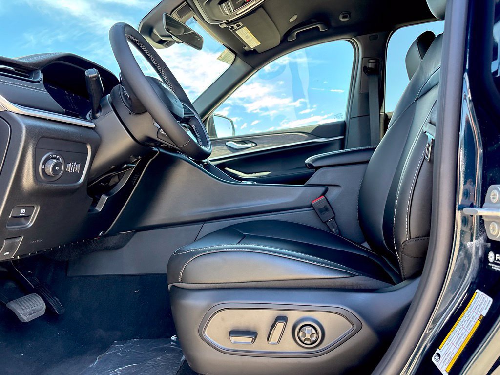 New 2027 Jeep Grand Cherokee Limited AWD/4WD image 13