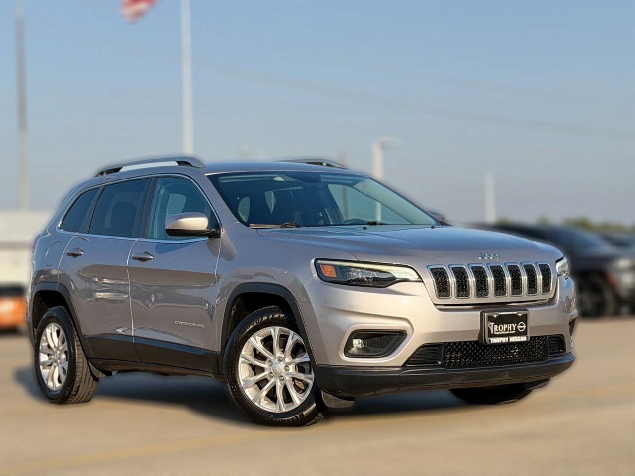 Used 2019 Jeep Cherokee Latitude w/ Popular Appearance Group FWD image 2