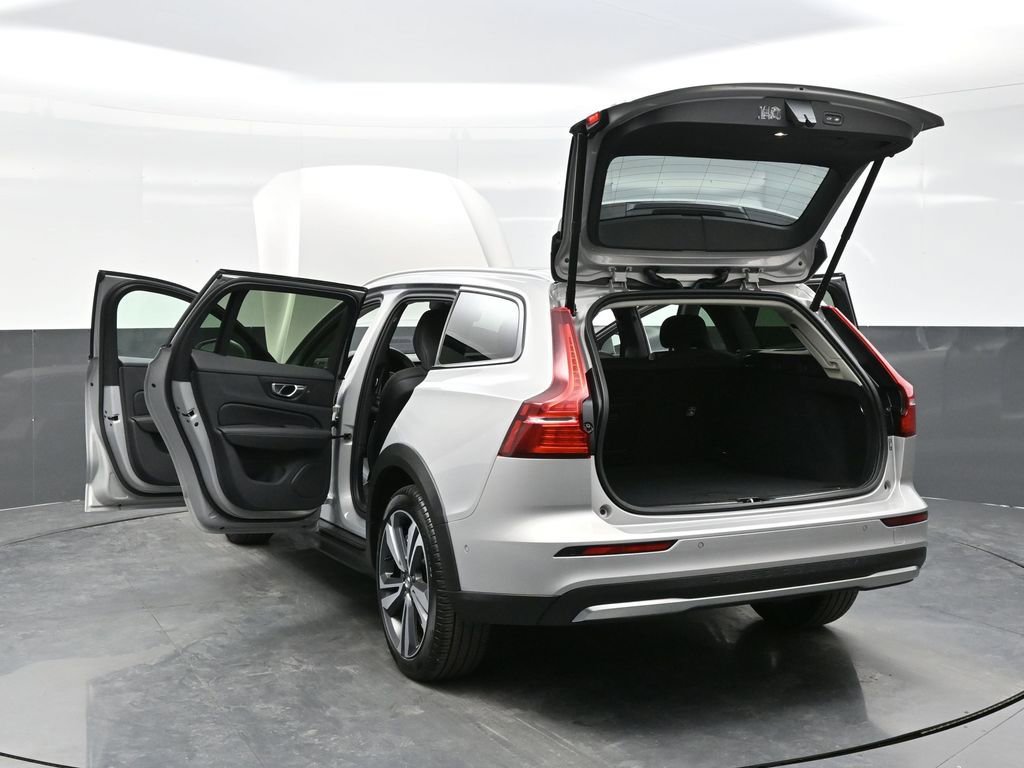 Used 2025 Volvo V60 B5 Cross Country Plus AWD/4WD image 44