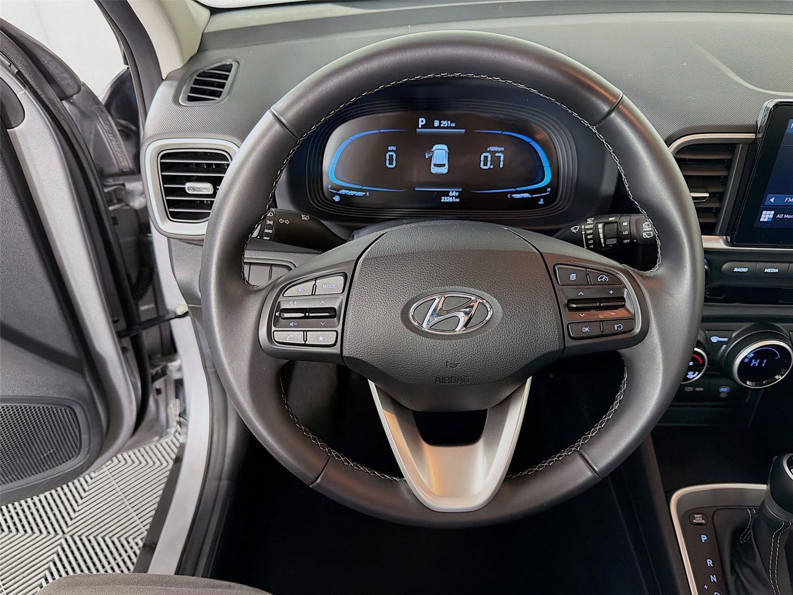 Used 2025 Hyundai Venue SEL FWD image 12