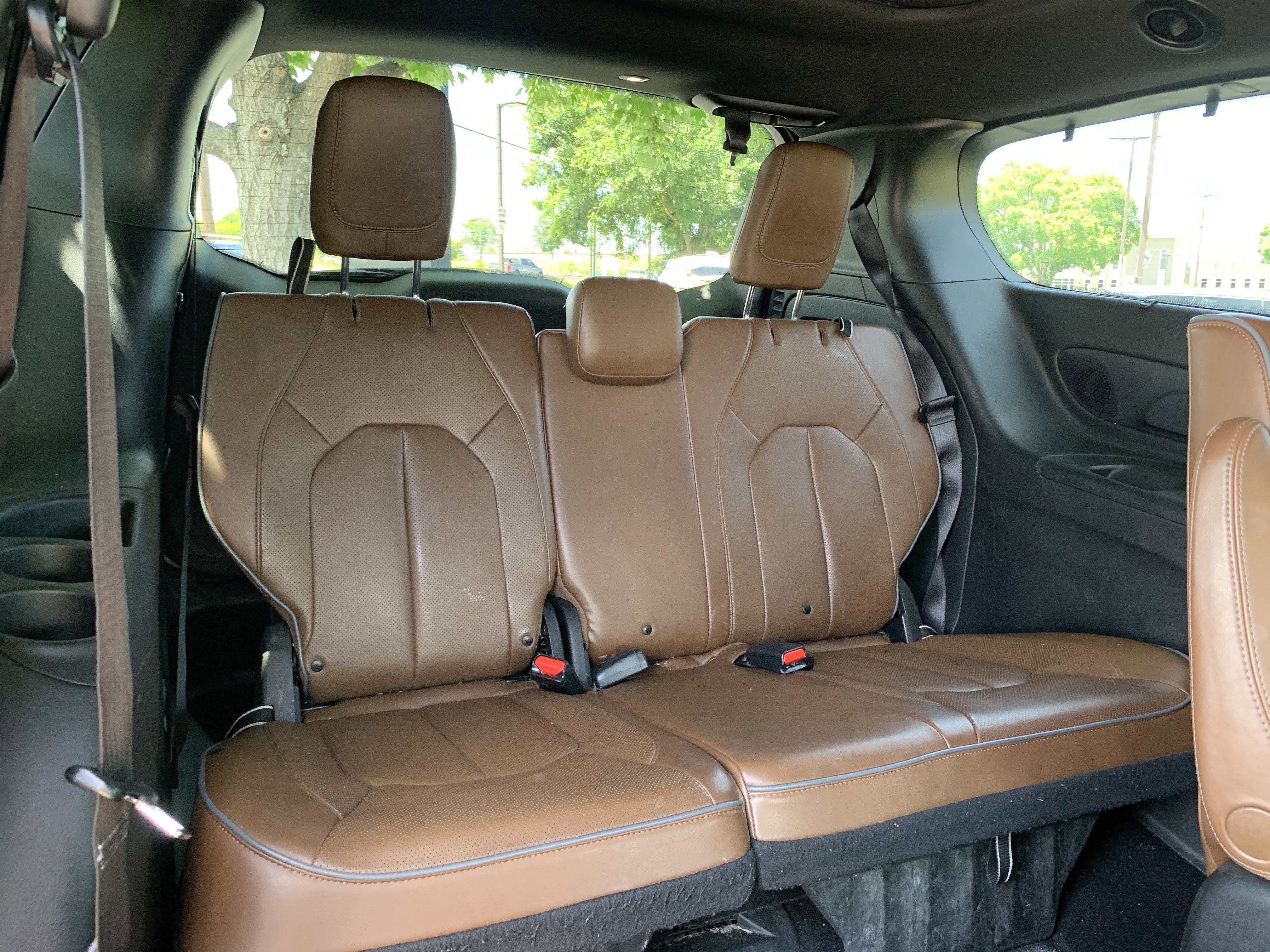 Used 2021 Chrysler Pacifica Limited w/ Uconnect Theater Family Group FWD image 33