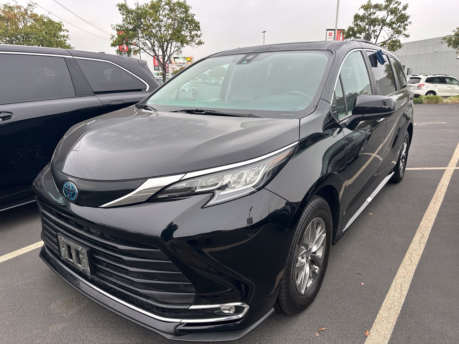Used 2023 Toyota Sienna XLE FWD image 2