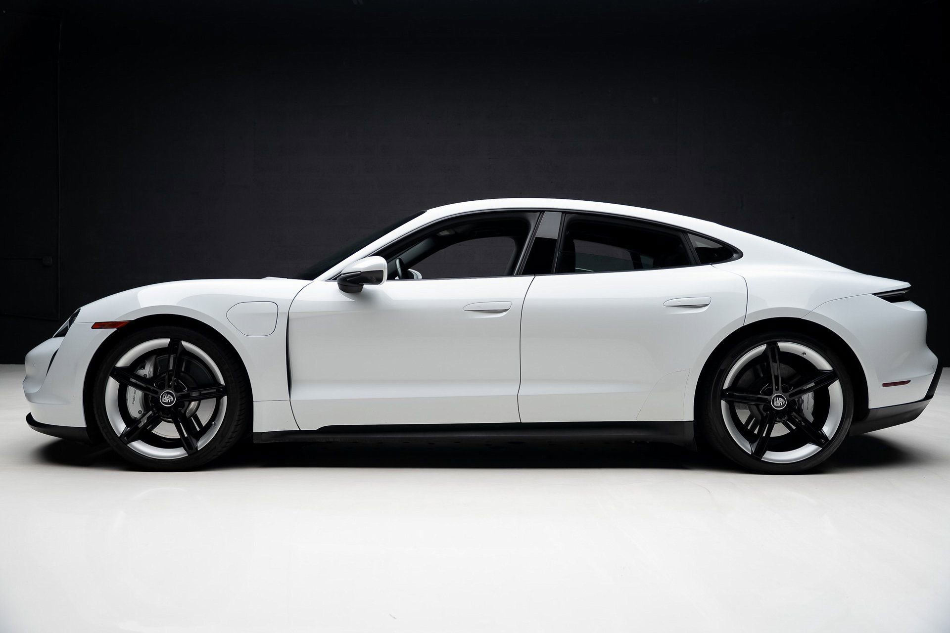 Used 2022 Porsche Taycan image 16