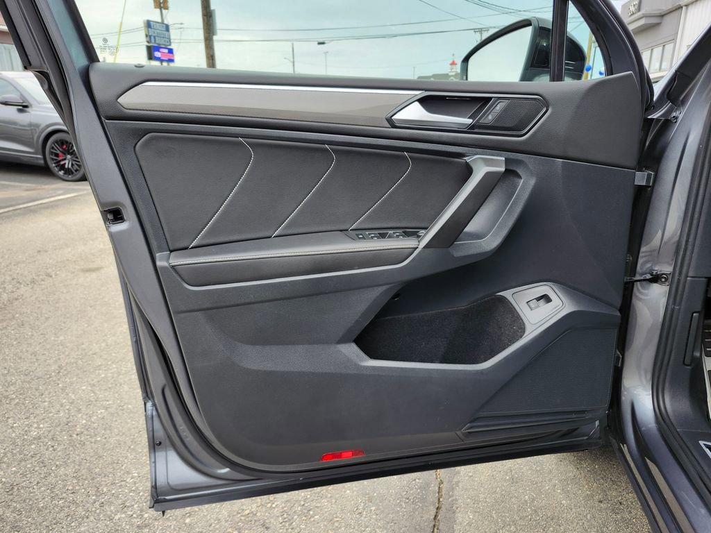 Certified 2022 Volkswagen Tiguan SE R-Line image 10