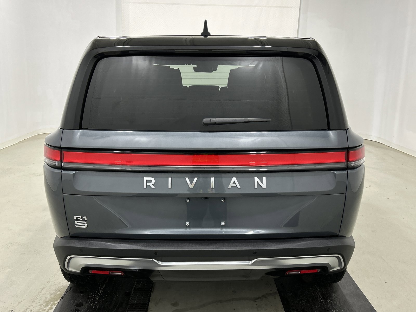 Used 2025 Rivian R1S Adventure image 4
