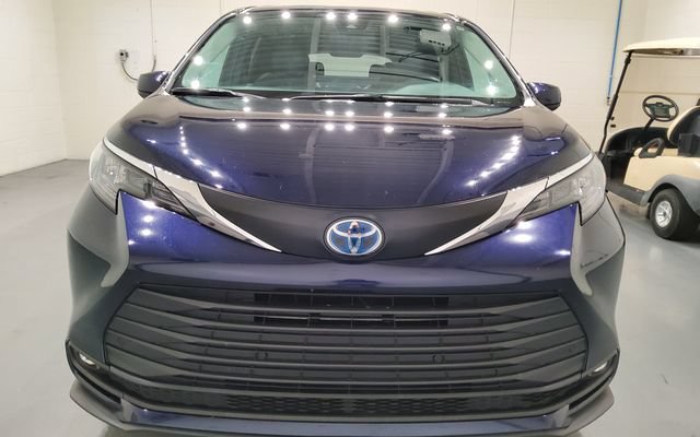 Used 2025 Toyota Sienna XLE FWD image 2