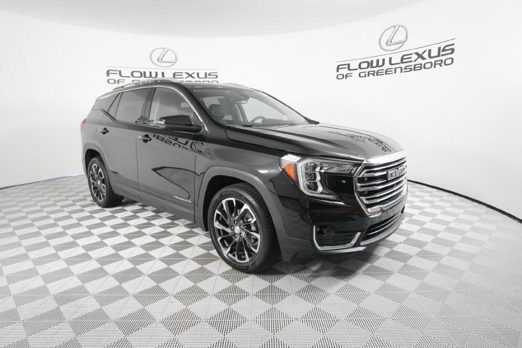 Used 2023 GMC Terrain SLT w/ Infotainment Package II FWD image 3