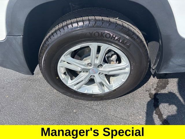 Used 2023 GMC Terrain SLE w/ Driver Convenience Package image 44