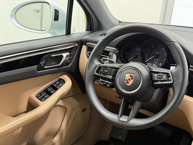 Certified 2025 Porsche Macan AWD/4WD image 18