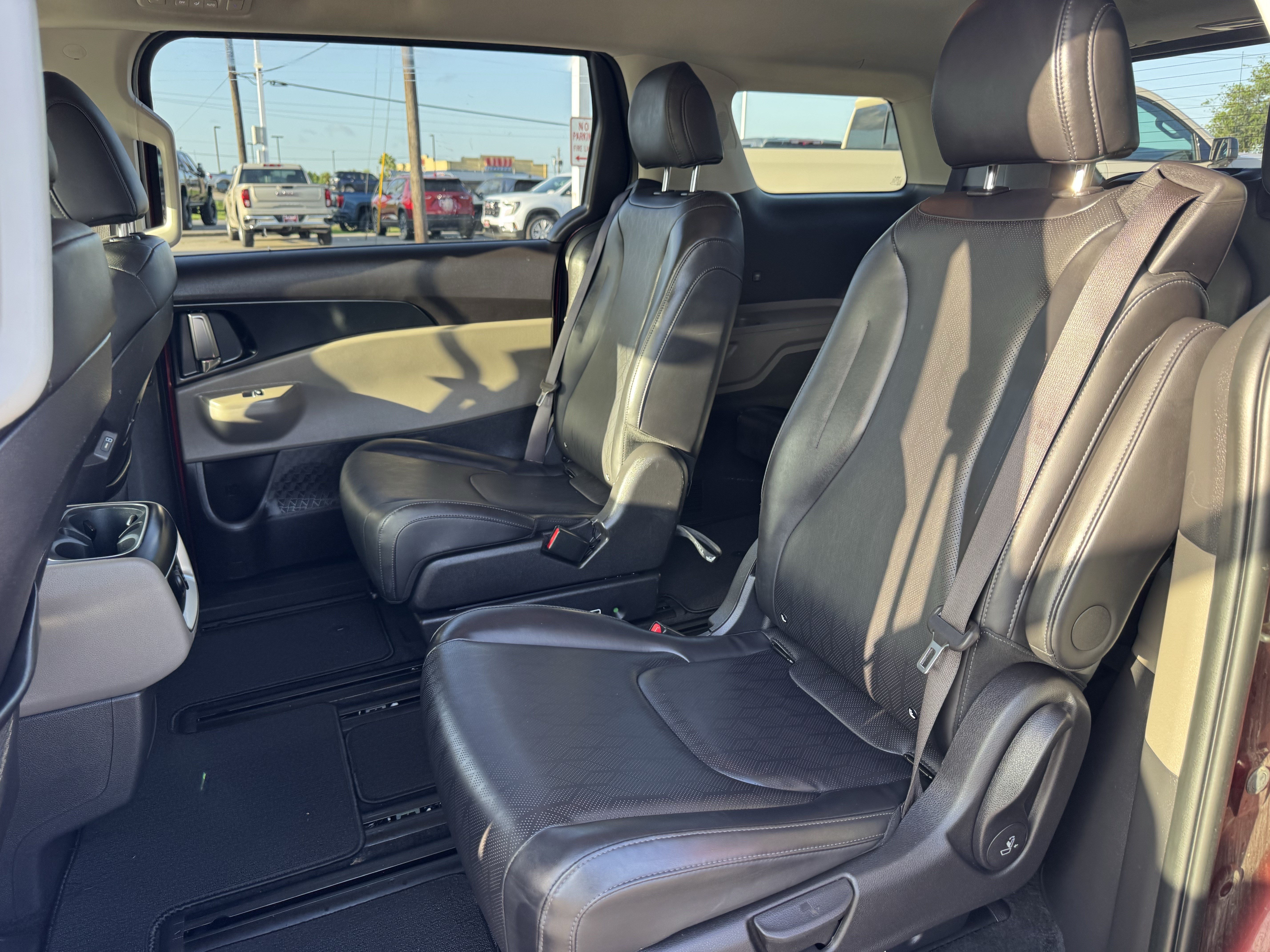 Used 2025 Kia Carnival FWD image 25